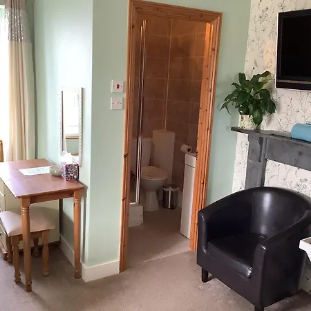 Haelarcher Farmhouse And Helicopter B&B-2